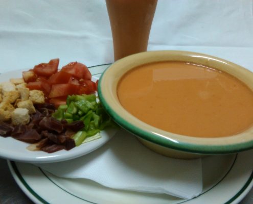 Gazpacho con guarnición de Abrasador La Ronda Carcabuey Córdoba