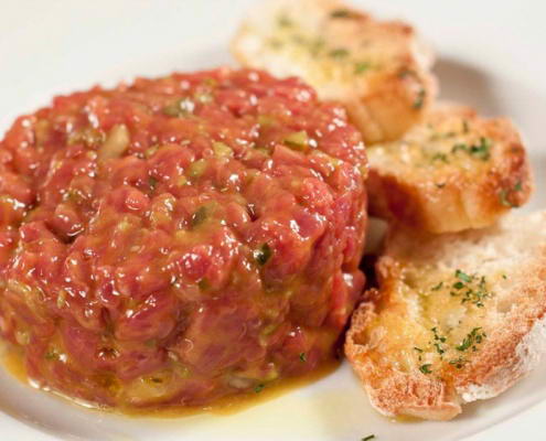 Plato de Steak Tartare de Abrasador Restaurante Graná en El Campello (Alicante), junto a la playa MuchaVista