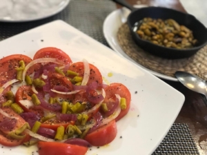 Tomate piparras, dulc cebolletas y pistachos escabechados