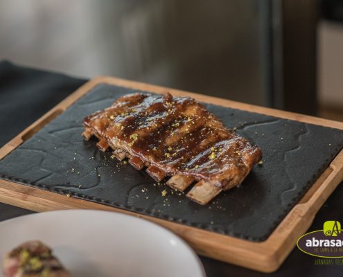 Carne a la parrilla en restaurantes Abrasador