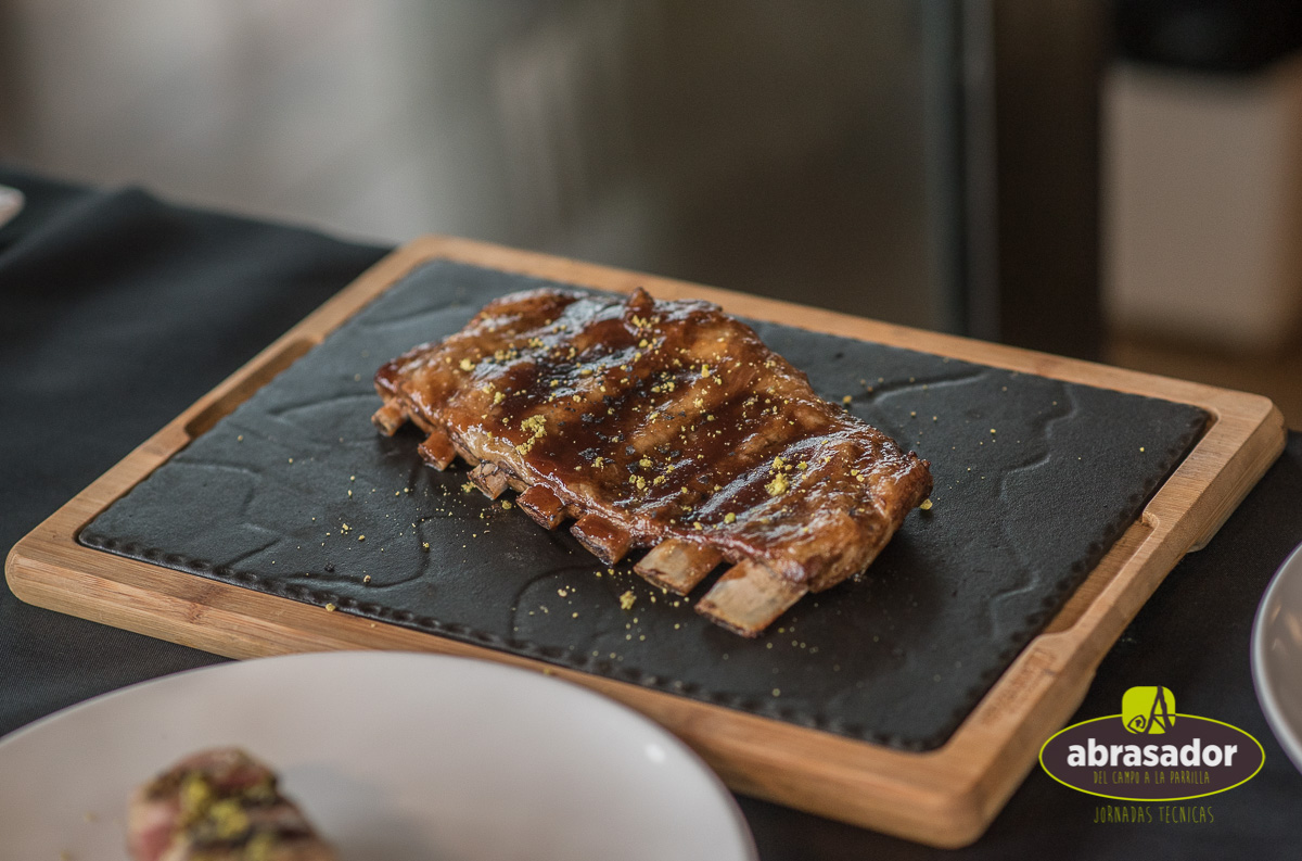 Carne a la parrilla en restaurantes Abrasador