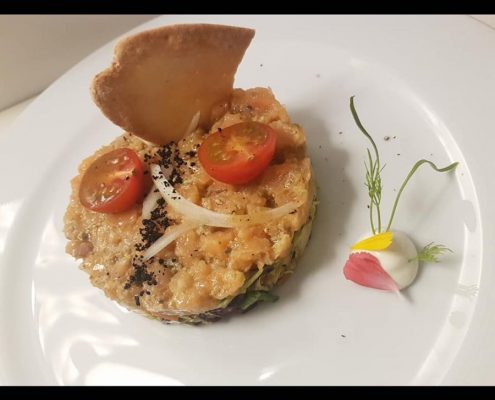 plato de Tartar de salmón con soja y alcaparras de Restaurante Canela y Limón