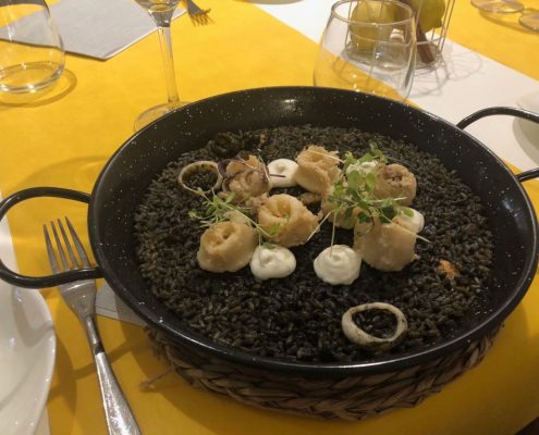 plato de arroz negro con chipirones y alioli