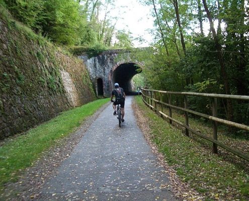 foto ruta en bici en la vía verde de ojos negros