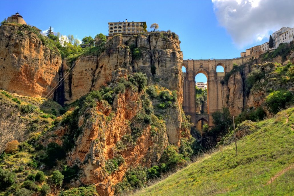 Icono de la Serranía de Ronda, su tajo, que junto a un enorme puente que parece fundirse con la roca convierten a este lugar en uno de los símbolos de Andalucía