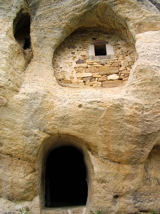 Iglesia rupestre de San Acisclo y Santa Victoria Arroyuelos