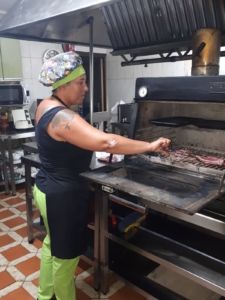 Cocinera de Abrasador El Astral cocinando con horno de brasa ecologica Abrasador 