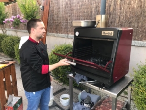 Miguel angel cocinero de abrasador toledo cocinando con horno de brasa ecologica 