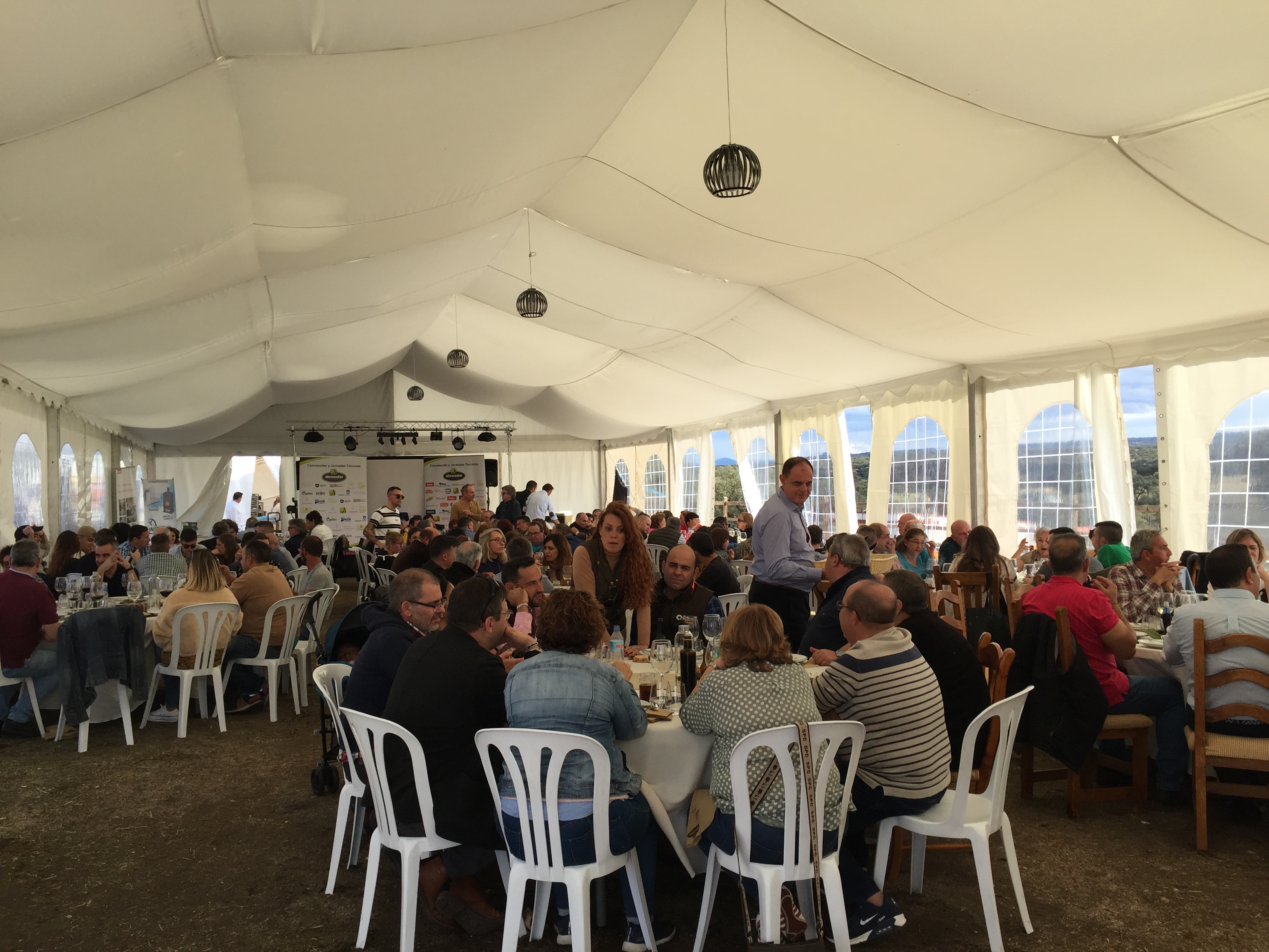 Foto de comida de los asistentes a la convencion