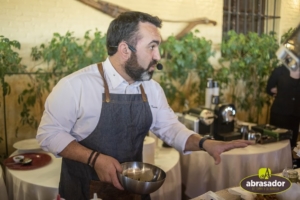 Carlos Torres durante show cooking para Abrasador