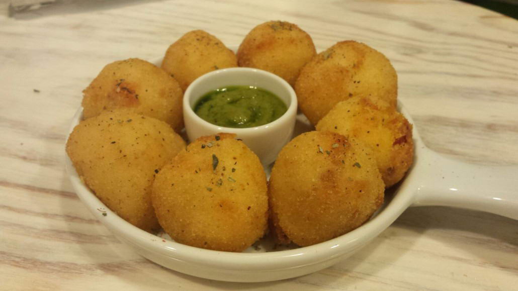 buñuelos de patata y bacon ibérico con mojo verde