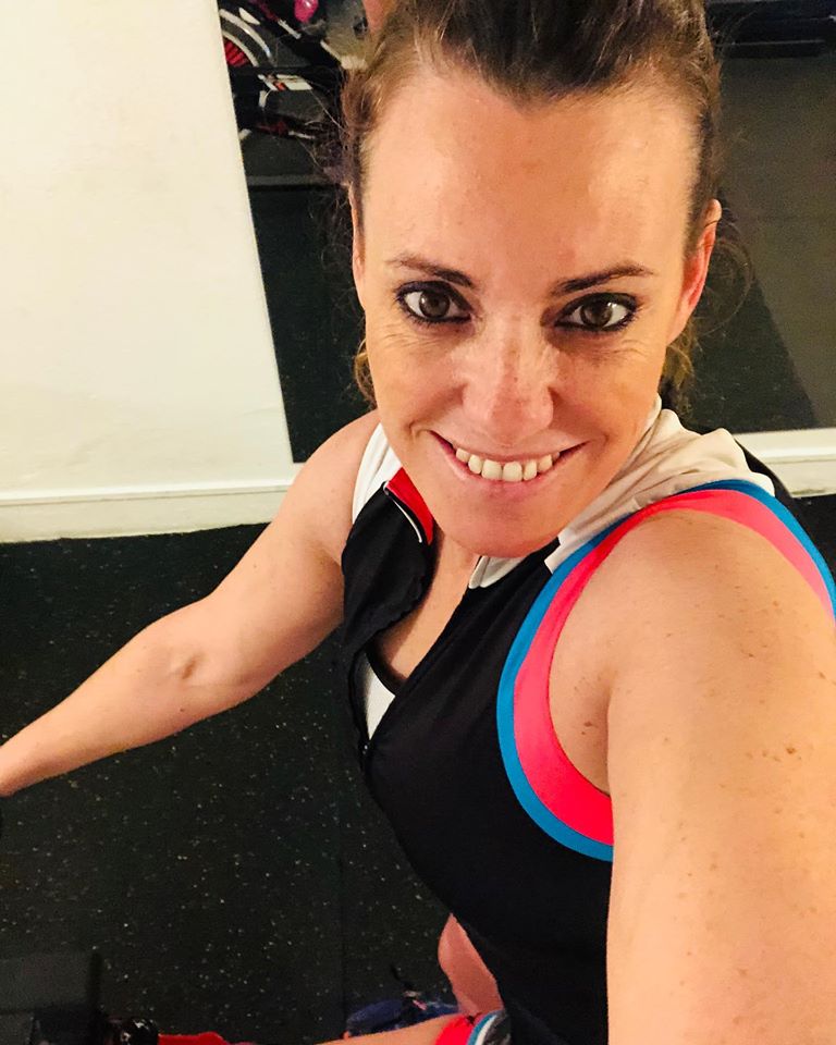 Maricarmen Ramírez Camino haciendo deporte en casa para amenizar el confinamiento