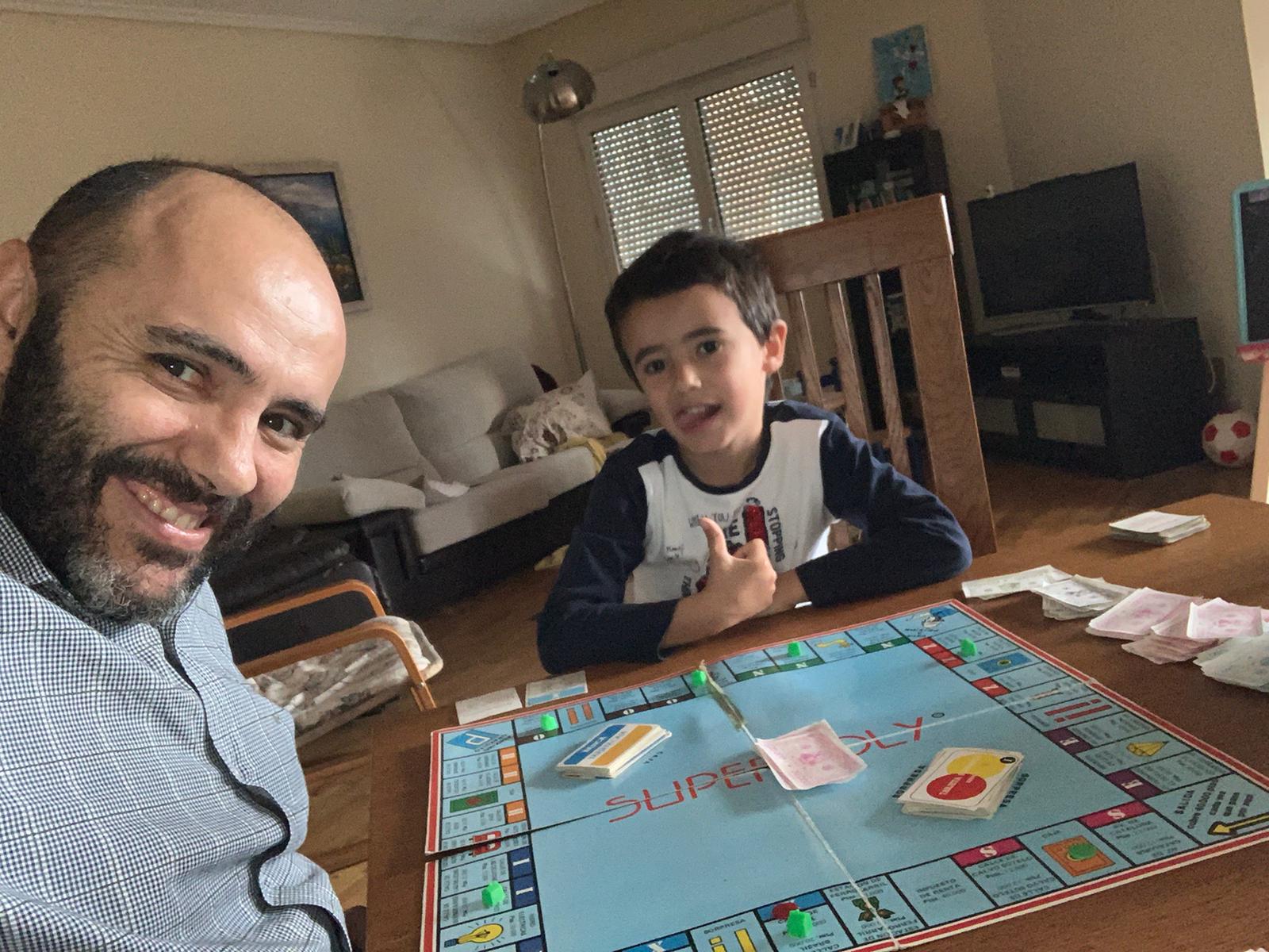 Julio Ramírez Camino compartiendo con su hijo juegos de mesa para amenizar la cuarentena