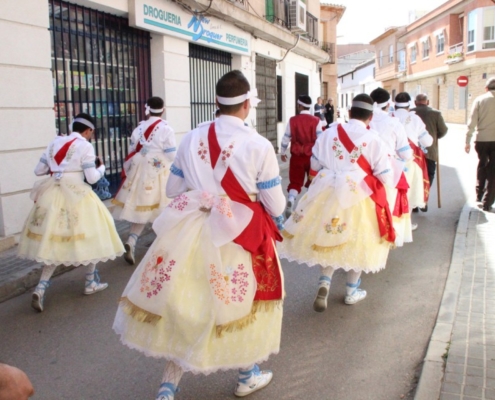 La pieza más vistosa del traje del danzante es la caída, que es un lazo grande de color blanco que va bordado 