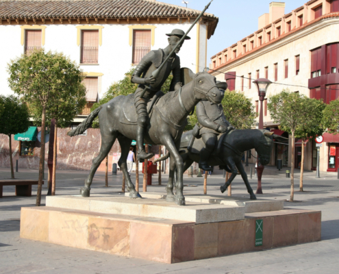 Estatua de Don Quijote y Sancho Panza alzacar de san juan