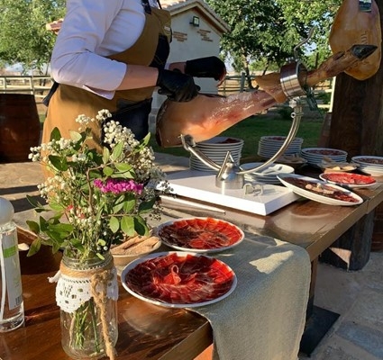 Un profesional de Abrasador cortando jamón ibérico de crianza propia