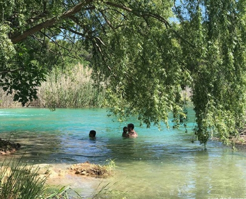 En verano es habitual que la gente acuda a bañarse a las Lagunas de Ruidera