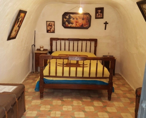 Dormitorio en uno de los silos de Villacañas