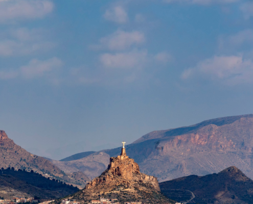 Cristo y castillo desde lejos