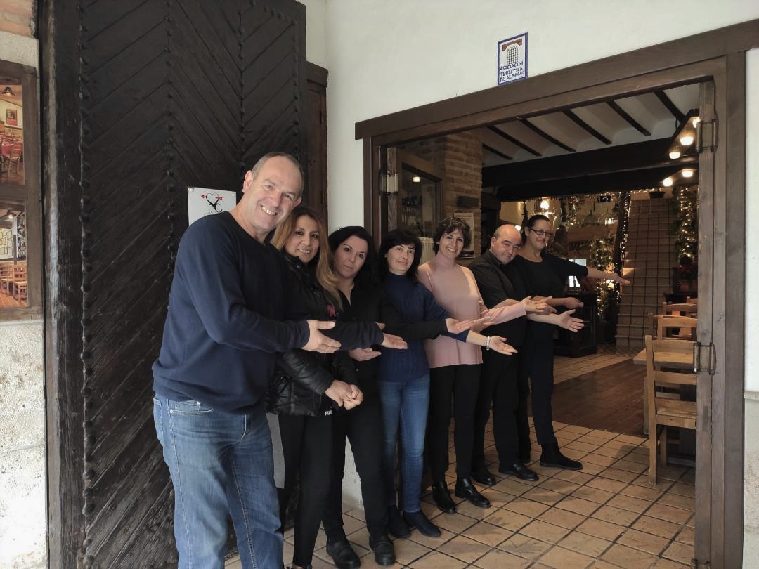 Placi, el primero, con su equipo de entonces a la entrada del restaurante