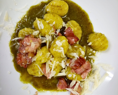 Ñoquis con pesto de pistacho y bacon ibérico