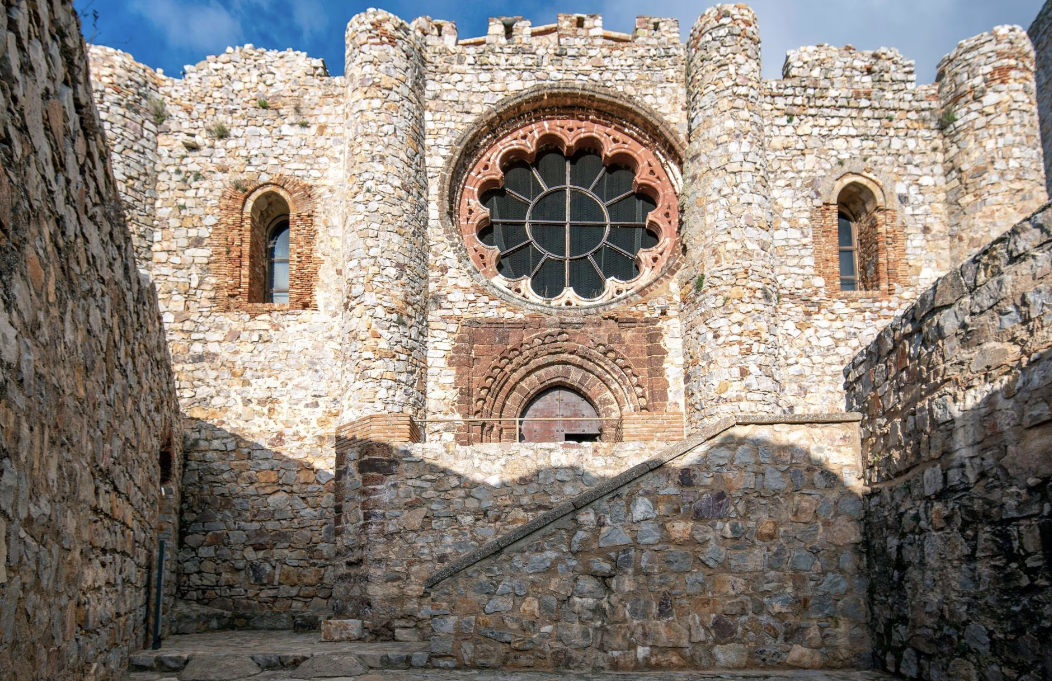 Rosetón del castillo del Sacro Convento de Calatrava la Nueva, cerca de Aldea del Rey.ALAMY STOCK PHOTO