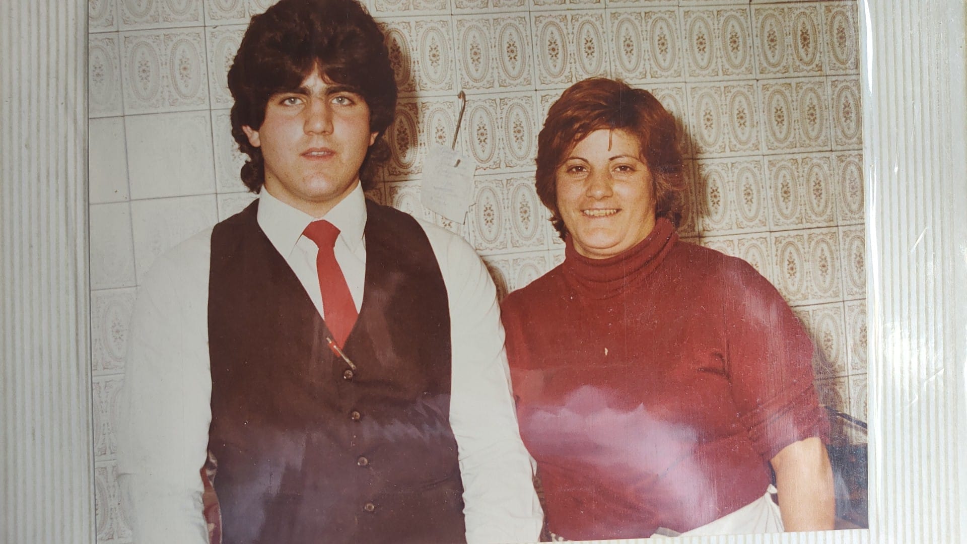 Ricardo Calvo, junto a su madre