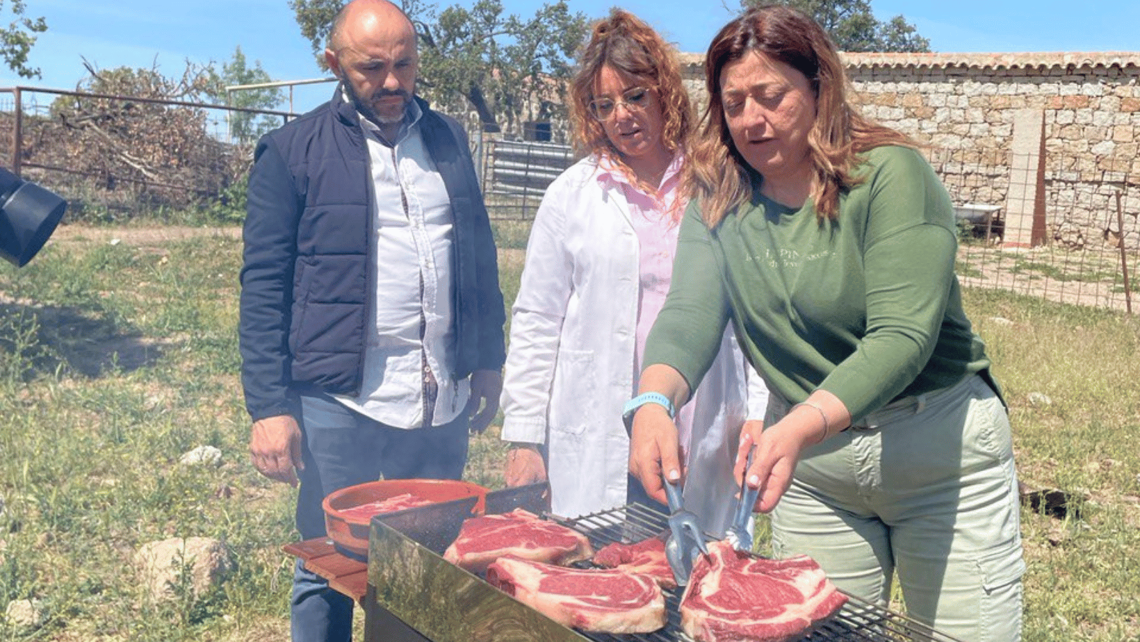 asi no se pega la carne a la brasa