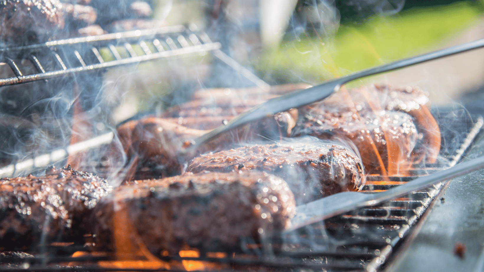 usa pinzas para evitar que la carne se pegue a la parrilla