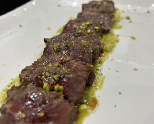 Tataki de ternera con praliné de pistacho