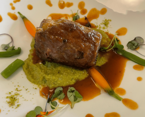 Secreto ibérico a baja temperatura con papada y salsa casta diva y pil pil de pistacho