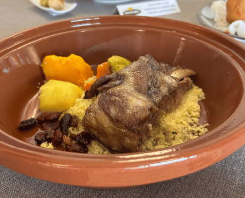 Costillas lacadas de lavanda con cuscús de arándano