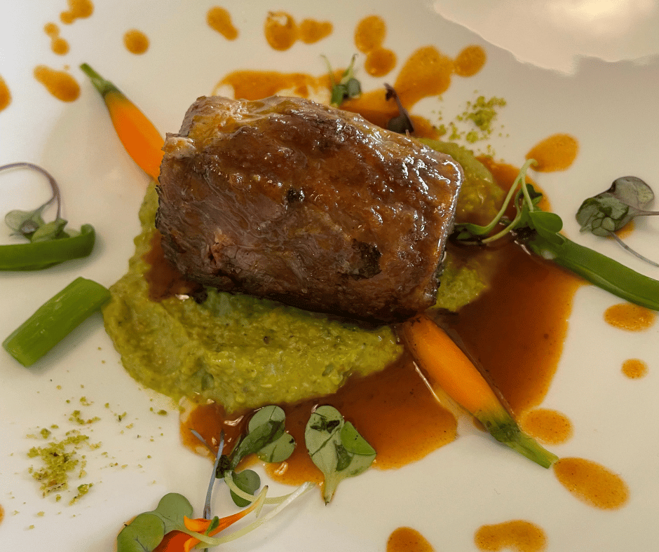 Secreto ibérico a baja temperatura con papada y salsa casta diva y pil pil de pistacho