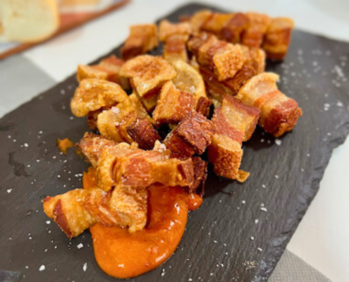 Torreznos con mojo picón. Menús de navidad en Consuegra 2023