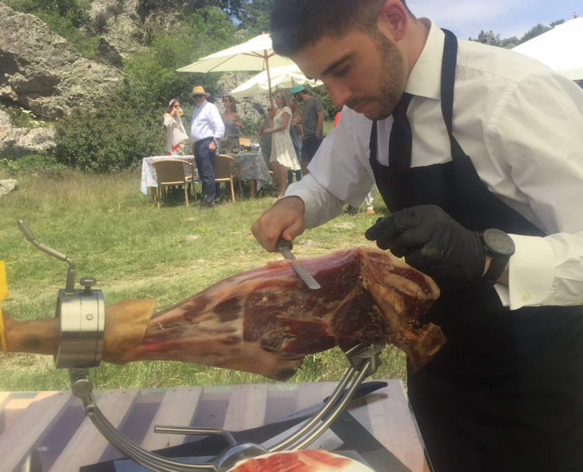 paco cortando jamon